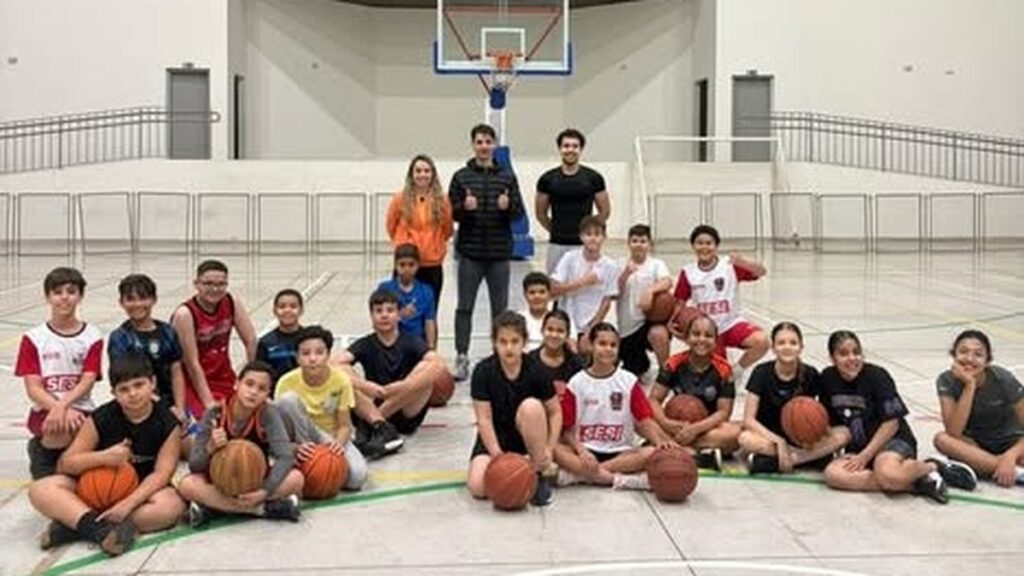 Basquete reúne jovens do Projeto Social e SESI Esporte em amistoso no CEMESC Zona Sul, em Marília, com foco em integração e formação.