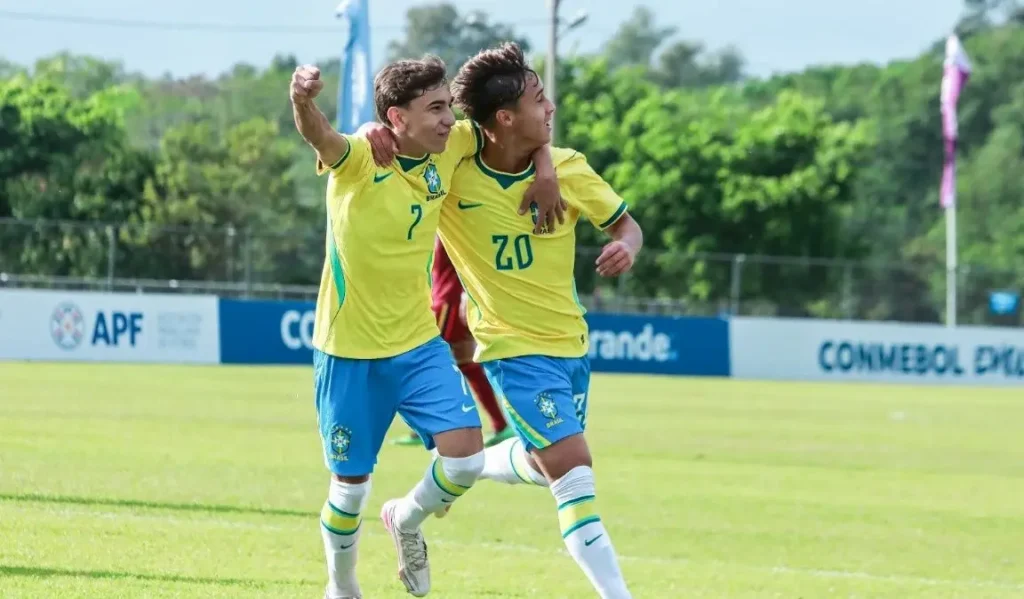 Jogadores da Seleção Brasileira Sub-15 comemoram gol da vitória contra a Venezuela pela Liga Evolução da Conmebol.