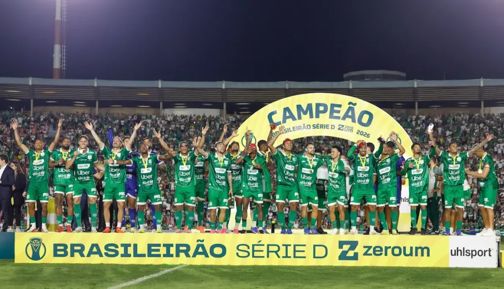 Troféu do Brasileirão Série D 2026 em destaque na cerimônia de premiação da CBF no Parque do Sabiá.