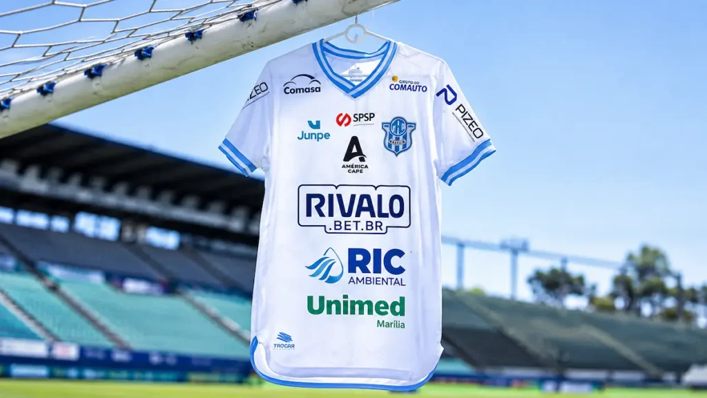 Rivalo patrocinou o MAC na Série A3 e também outras 45 equipes das Séries A1 a A4, além de dar nome a campeonatos da A2 à A4. O clube não divulgou o valor recebido para exibir a marca na área nobre da camisa, onde dividiu espaço com outros patrocinadores. Foto: Reprodução/MAC.