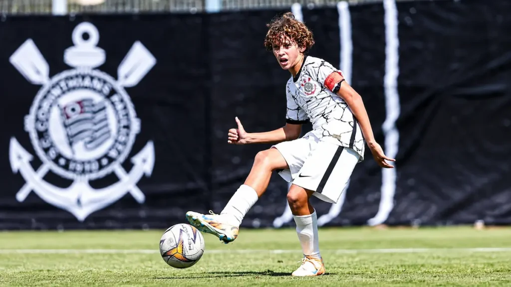 Jose Antonio Gelamo, do CFAM Pedro Sola, marca três gols pelo Corinthians na goleada por 8 a 0 no Paulista Sub-11.