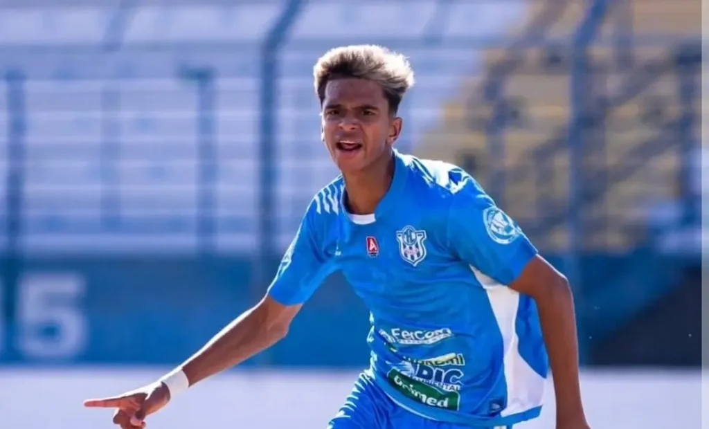 Davi Barbieri, pelo Marília, em 2025, após marcar três gols na terceira fase do Campeonato Paulista Sub-15, contra o União Suzano, fora de casa. (Foto: Matheus Dahsan).