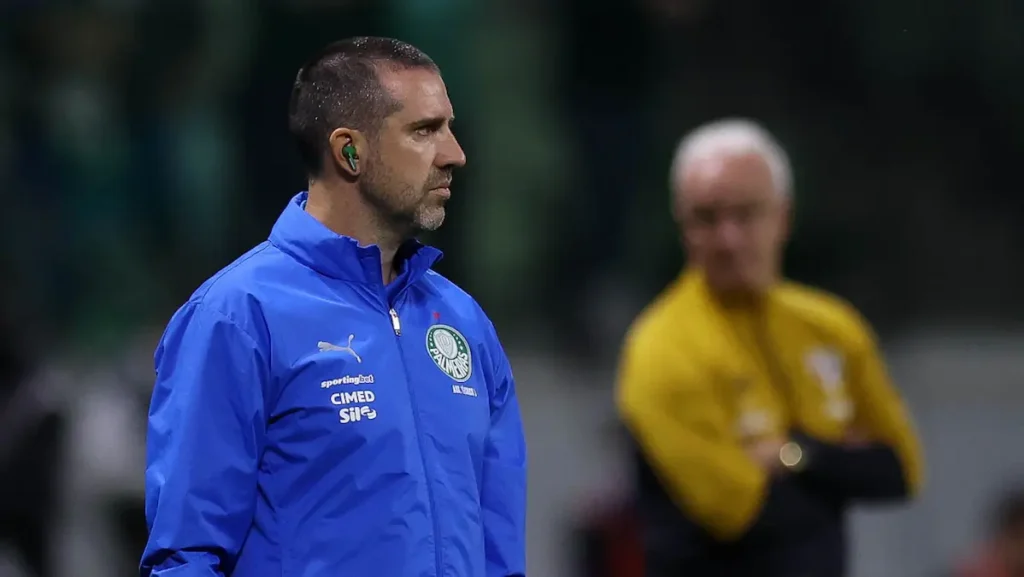 Auxiliar técnico João Martins concedendo entrevista coletiva pelo Palmeiras.
