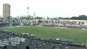 Jogadores de Comercial e São José alinhados em campo antes do início do jogo das quartas de final da Copa Paulista.