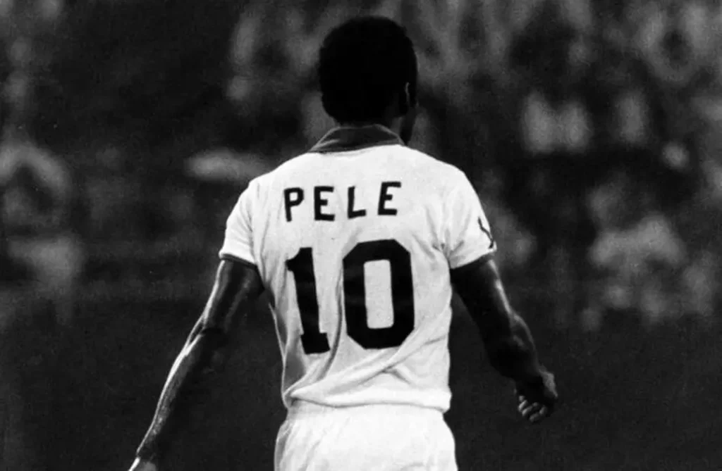 Pelé disputou sua última partida profissional em 1º de outubro de 1977, em um amistoso entre New York Cosmos e Santos. (Foto: Arquivo)