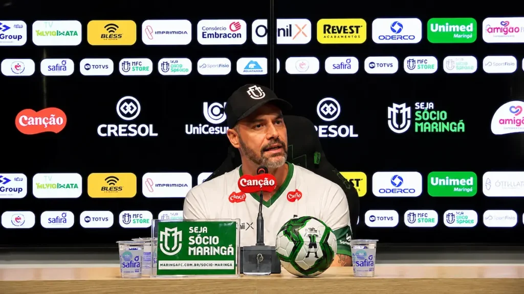 Técnico Ivan Campanari, do Maringá, durante a campanha de acesso à Série B do Campeonato Brasileiro