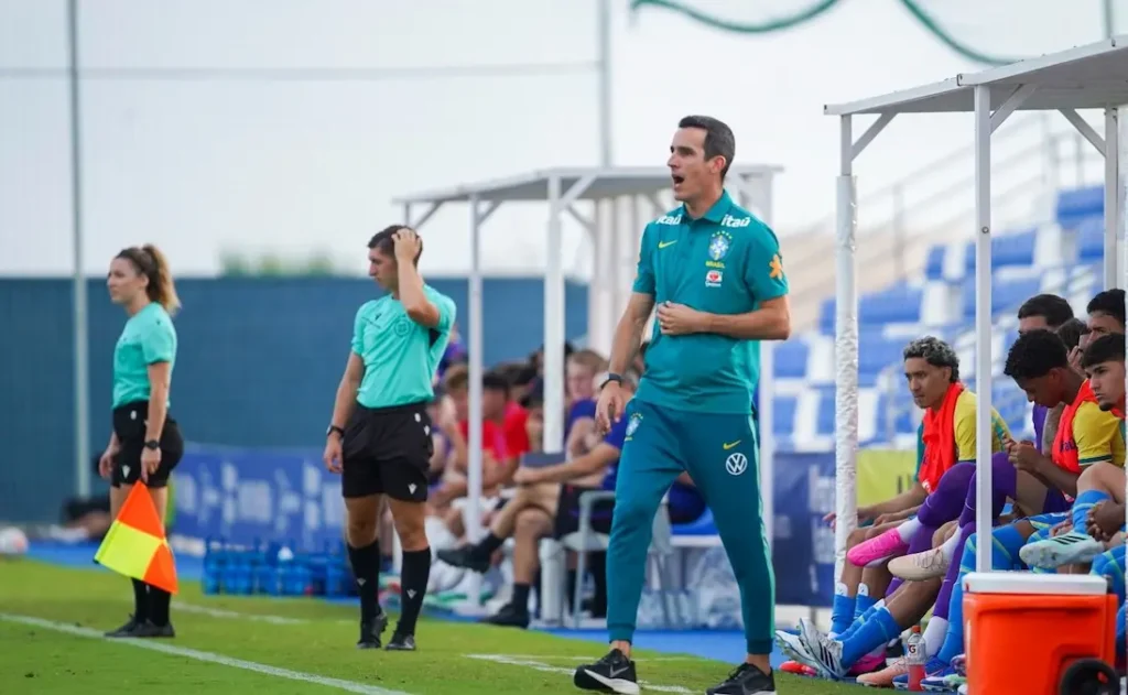 Técnico Paulo Victor explica ajustes no intervalo que garantiram vitória do Brasil Sub-20 sobre os EUA e projeta jogo contra o México na Espanha.