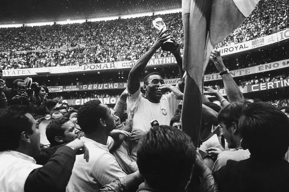 Pela Seleção Brasileira, conquistou as Copas do Mundo de 1958, 1962 e 1970