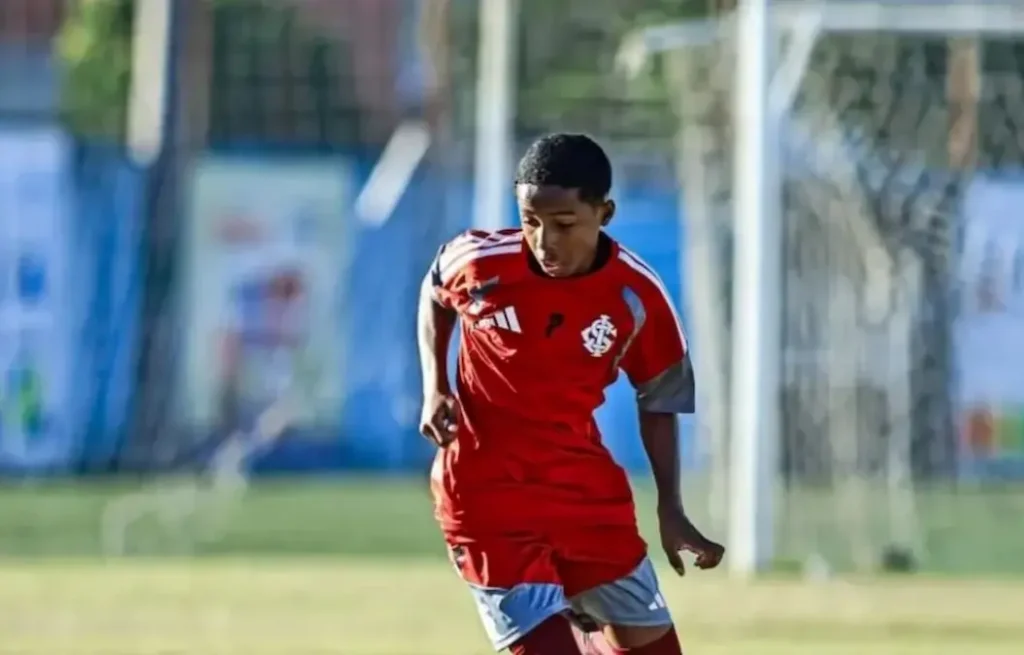 Samuel Henrique se transferiu para o Internacional em 2025 e disputa as principais competições de base pelo Colorado, nas categorias Sub-13 e Sub-14. (Foto: Reprodução/Instagram).