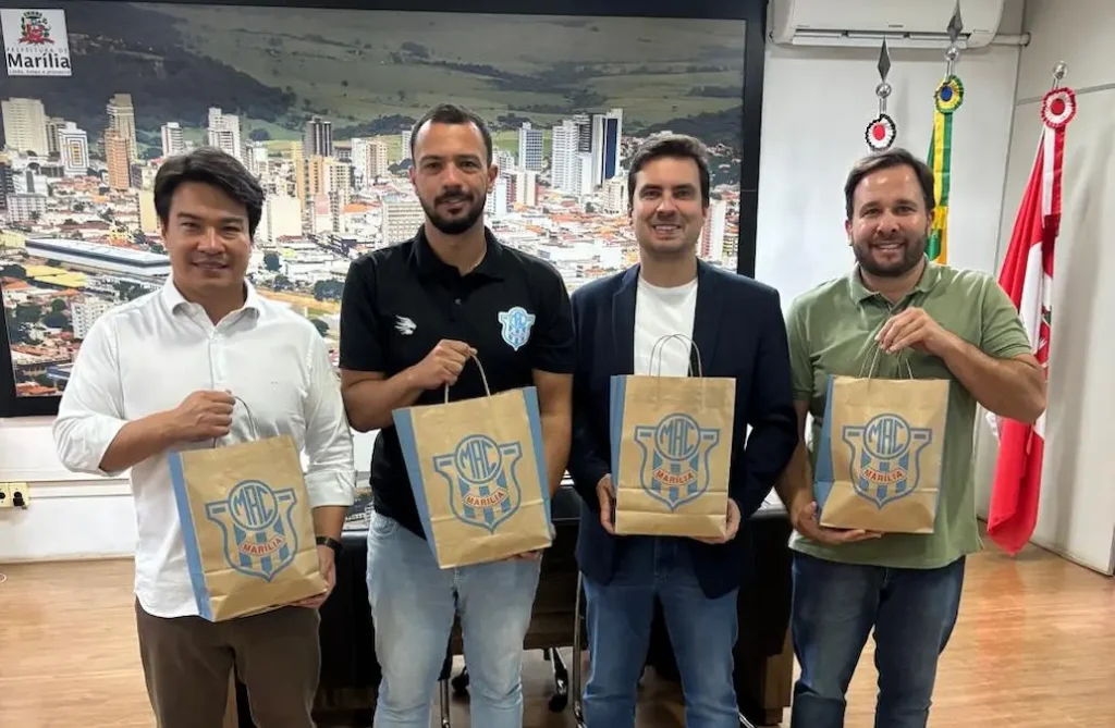 Chefe de Gabinete Rafael Takamitsu (Dr. Goro), secretário municipal de Esportes, Marcus Vinicius, prefeito Vinicius Camarinha e Bruno Gaudêncio Coercio. (Foto: Divulgação/PMM).