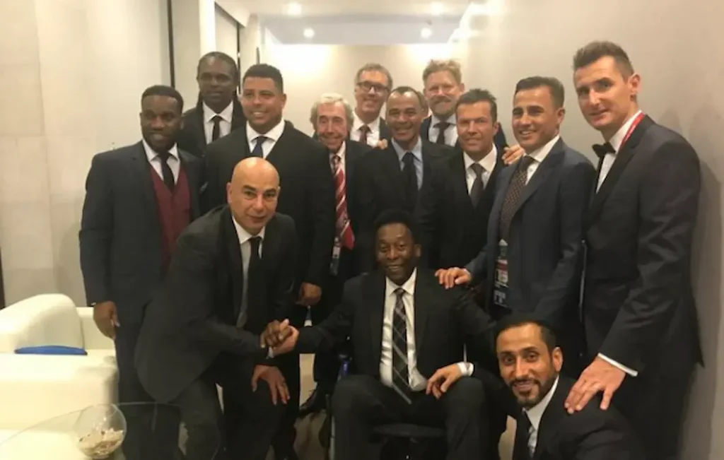 Pelé foi um dos destaques do sorteio da Copa do Mundo de 2018, realizado em dezembro de 2017, em Moscou. Na ocasião, dividiu pela primeira vez um evento com Diego Maradona. Apresentado como o “Rei” pelo presidente da Fifa, Gianni Infantino, o brasileiro foi ovacionado pelos cerca de 6 mil convidados presentes no Palácio do Kremlin. (Foto: Reprodução/X)