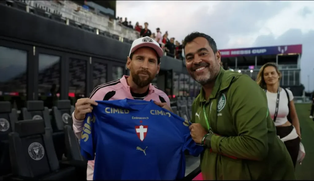 Coordenador das categorias de base do Verdão, João Paulo Sampaio presenteou Lionel Messi com nosso manto, em Miami (EUA), onde está sendo disputada a Messi Cup
Foto: Reprodução/Instagram