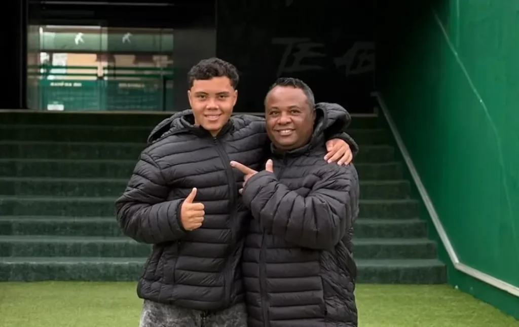 Miguel Victor com o pai, Ademir Martins, no estádio Alfredo Jaconi. (Foto: Divulgação/APEX Football Group)