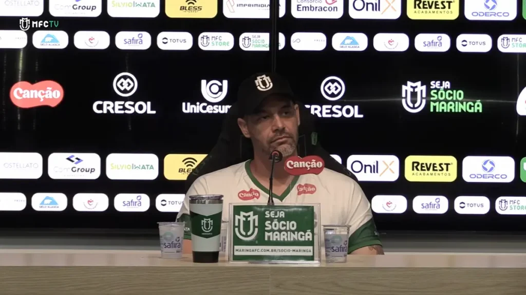 Ivan Campanari, técnico mariliense do Maringá, durante treinamento da equipe na Série C do Campeonato Brasileiro.